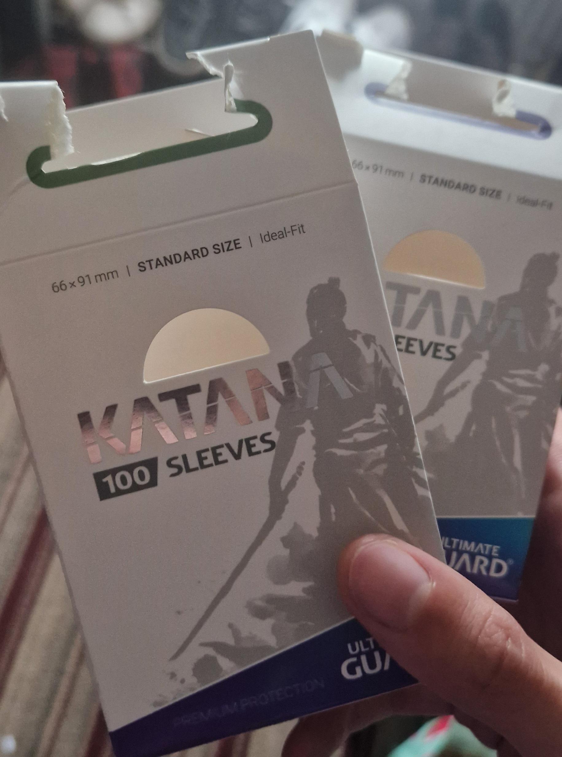 みんなも違いに気づいて、ドラゴンシールドよりkatan買ってる人いる