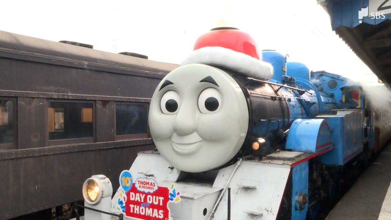 サンタ帽でクリスマス仕様の「きかんしゃトーマス号」運行開始