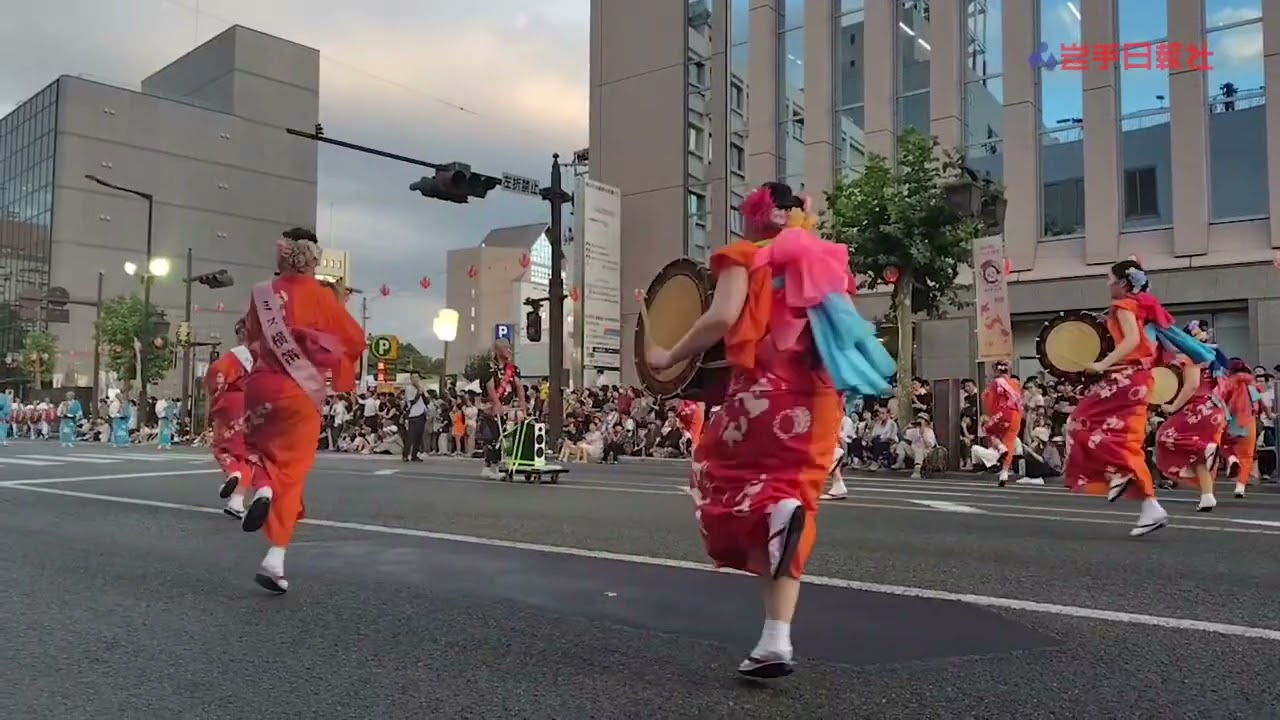 夏の夜に太鼓が響く！盛岡さんさ踊りが開幕 - YouTube