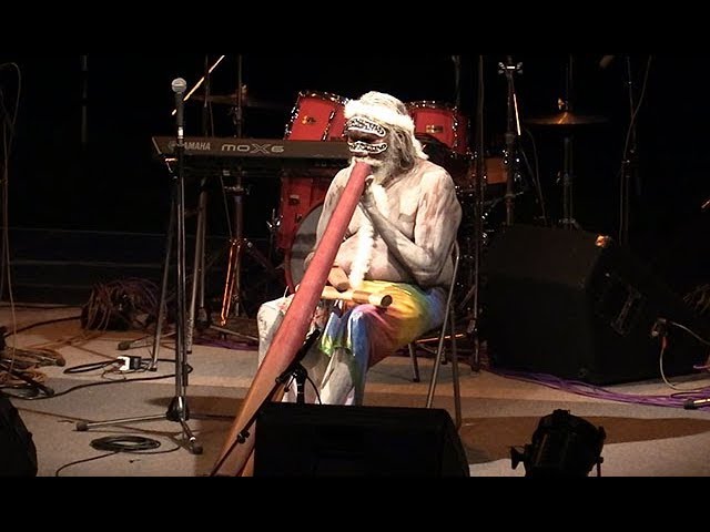 世界最古の管楽器のライブ - YouTube