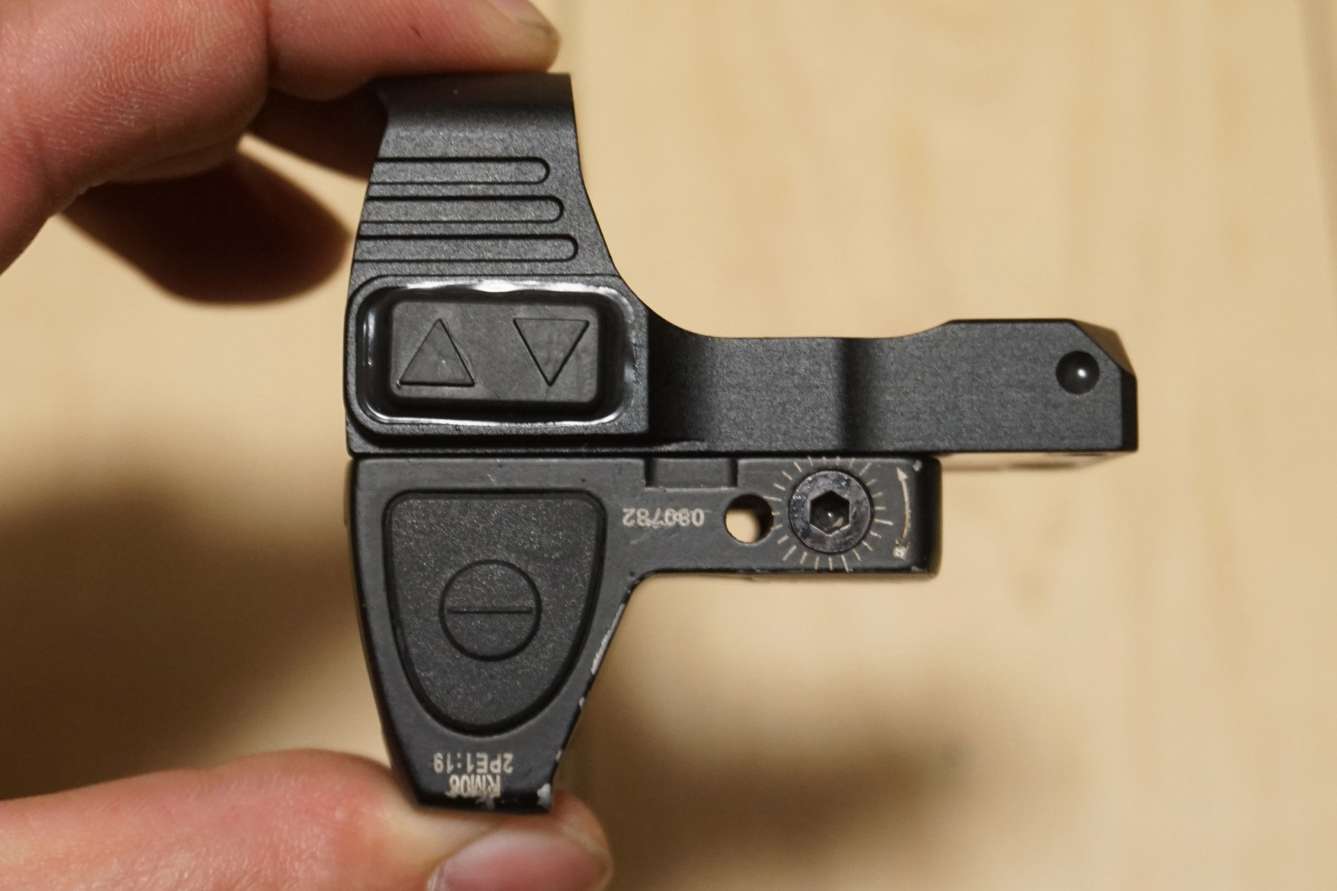 クリアで大きなレンズのリフレックスサイト、ノーベルアームズ SURE