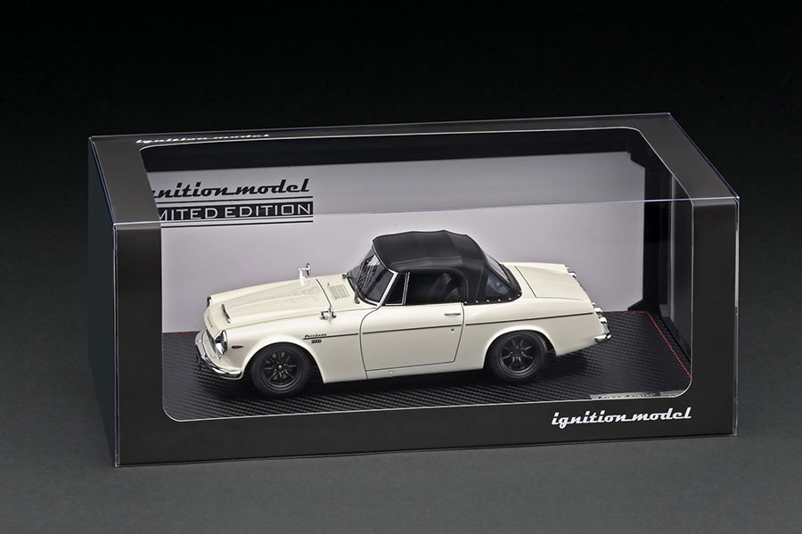 IG2708 1/18 DATSUN Fairlady 2000 (SR311) White With Engine | LINE