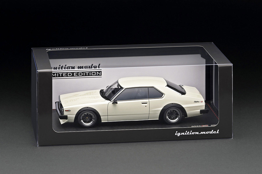 IG3233 1/18 Nissan Skyline 2000 GT-ES (C210) White With Engine