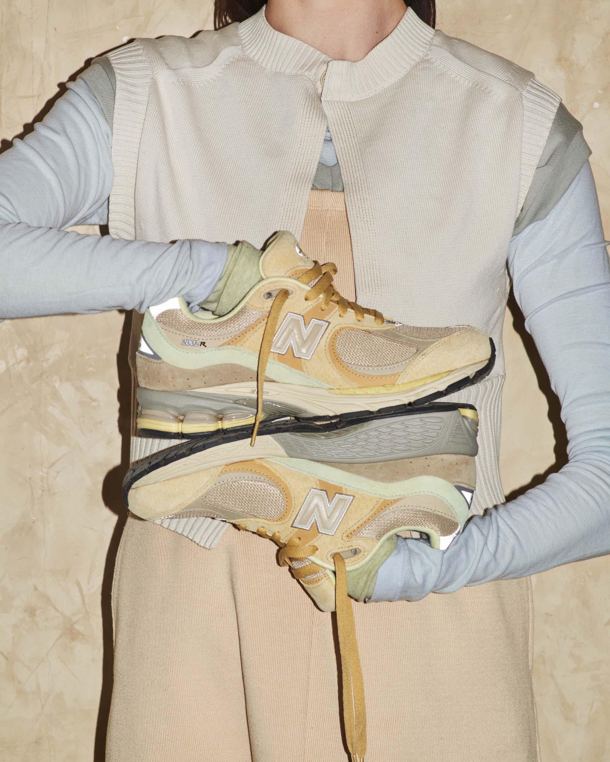 オーラリー」×「ニューバランス」の“2002R”が7月15日発売 - TOKION