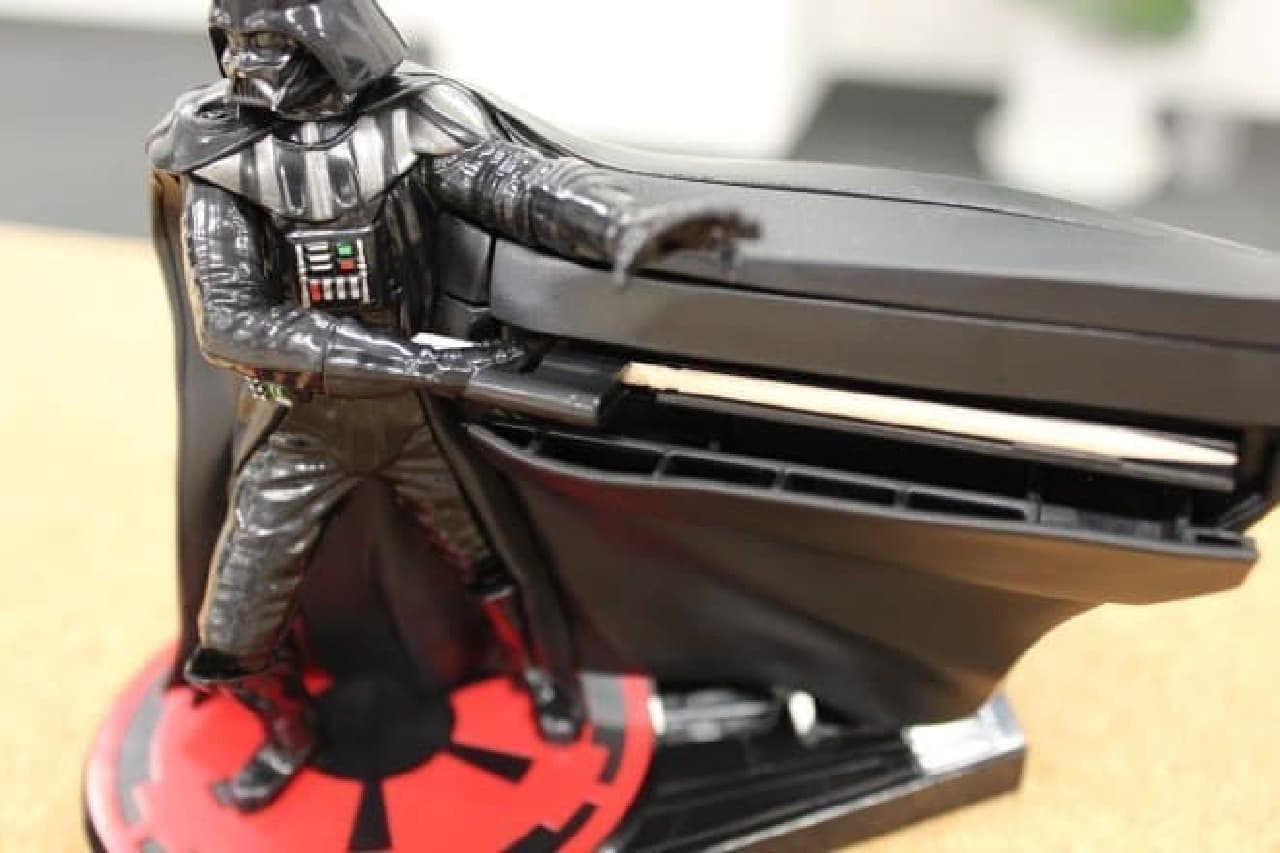 ダース・ベイダーが爪楊枝を取り出してくれる「トゥースセイバー」が