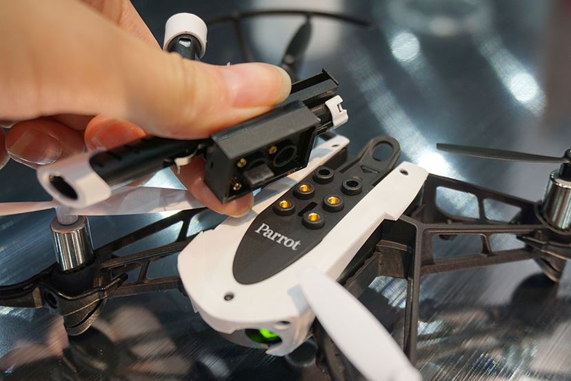 Parrotが新ミニドローンを発表！ 物をつかめる「Mambo」とX翼の「Swing