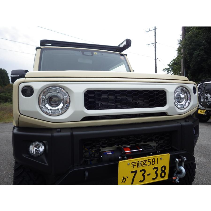 ジムニー JB64 JB74 フロントグリル ホワイト 筆記体エンブレム