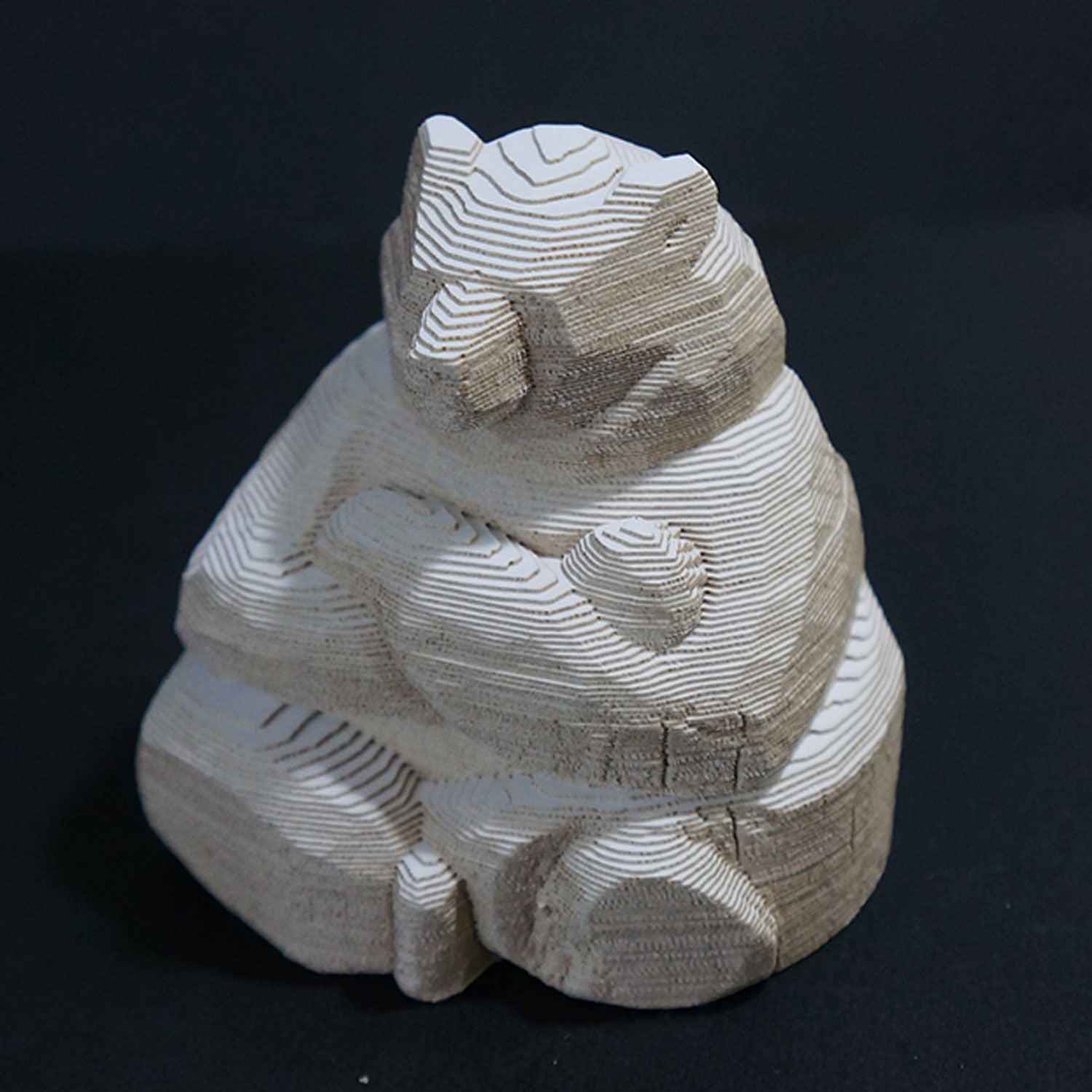 加藤貞夫「あぐら座熊」 – 八雲木彫り熊【熊つみ】