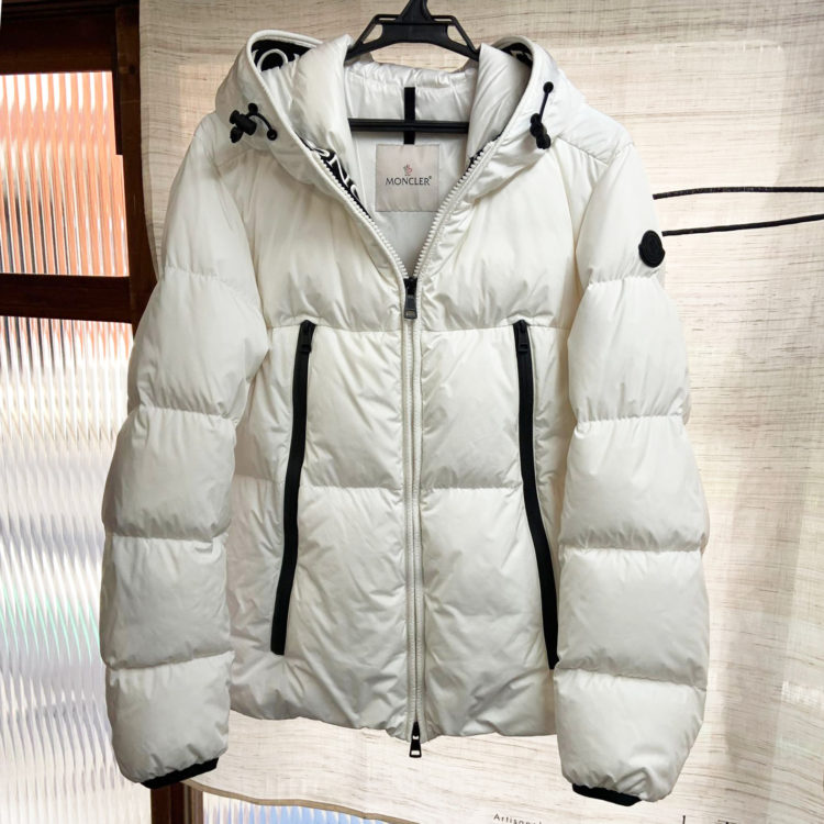 モンクレール］ホワイトダウンジャケットのクリーニング — 難洗衣服や