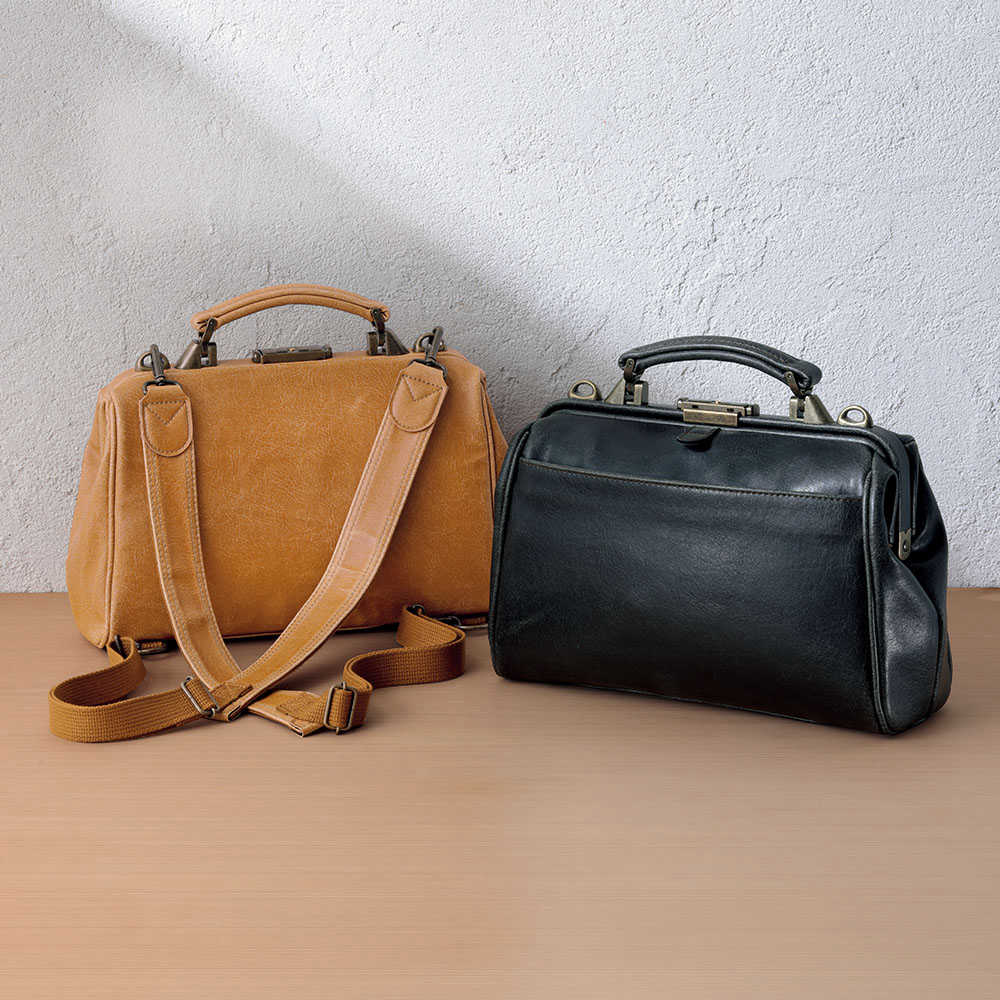 荷物が出し入れしやすい、職人仕上げのダレスバッグ「白化合皮 3WAY