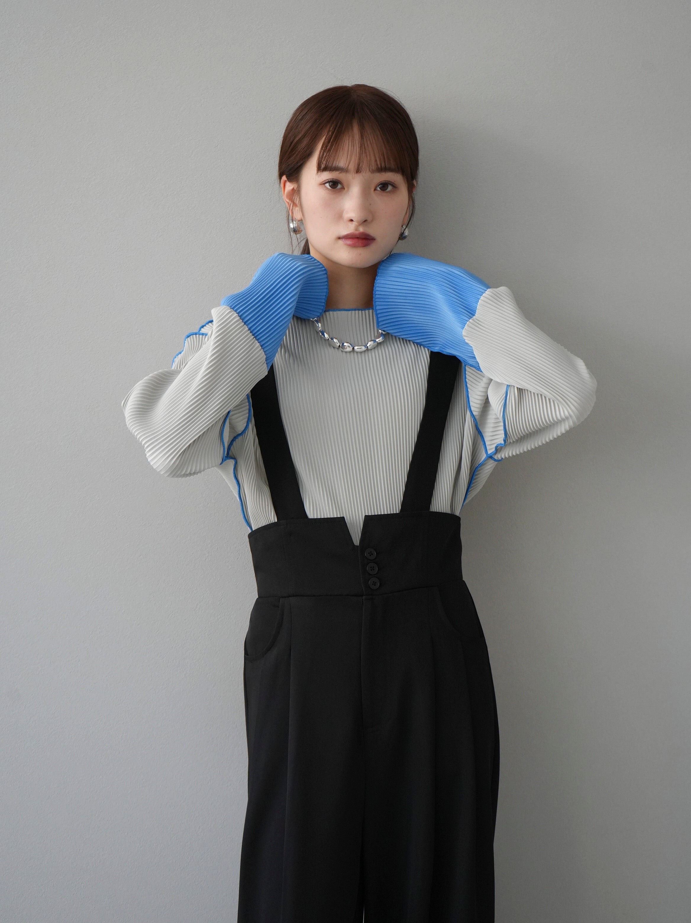 予約]配色プリーツボートネックトップス/グレー×ブルー – Lumier