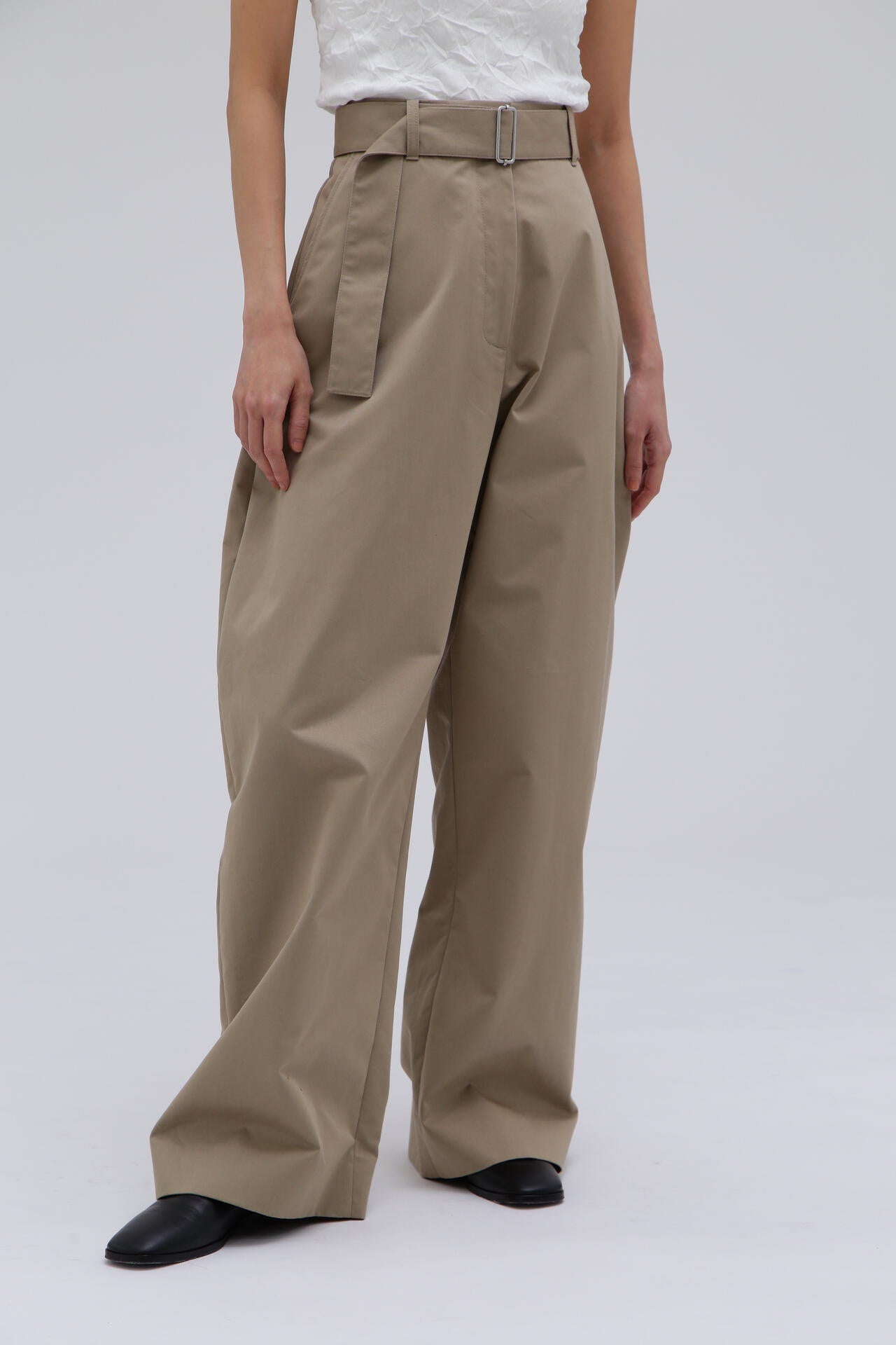 STUDIO NICHOLSON / SOFT TECHNICAL TWILL BELTED ROUND LEG PANT