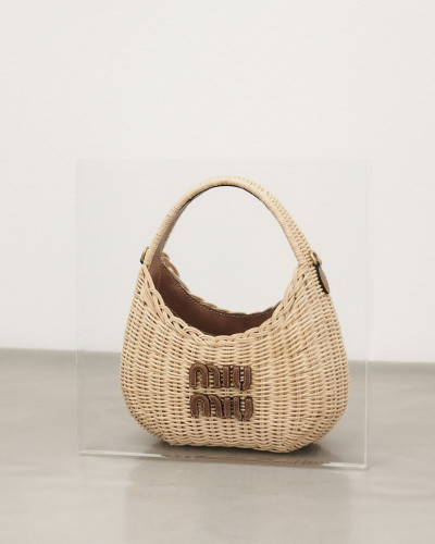 ミュウミュウの新作6選、ロゴ入りのクロシェ編みバッグやハット