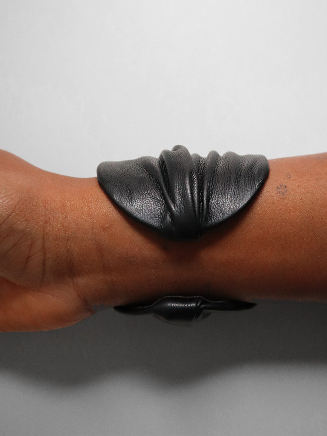 DRAPE CUFF BLACK – Parallel X