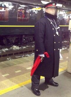 JR札幌の駅員さんの制服コート、立ち襟にダブルの金ボタンでかっこいい