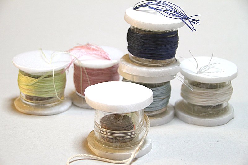 組紐の下準備中。通常「玉」と呼ばれる鉛入りの木の糸巻きに絹糸を巻い