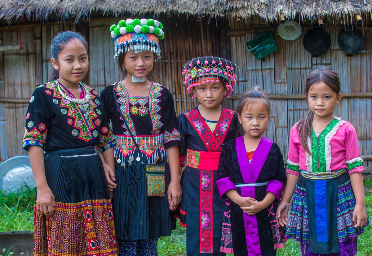 モン族の民族衣装 の詳細情報】 国：#中国🇨🇳 #ベトナム🇻🇳 #タイ
