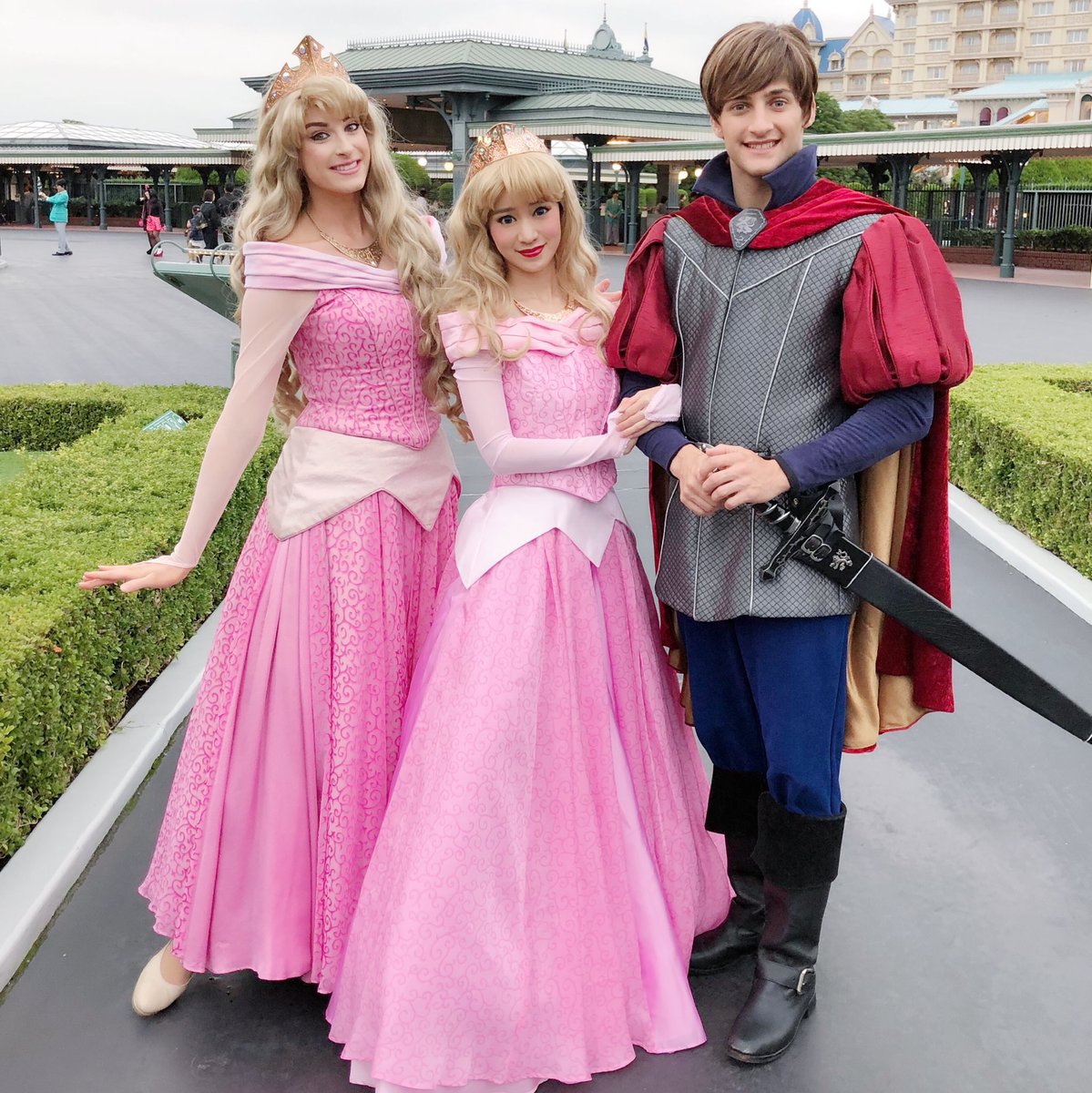 シーハニのオーロラ姫ドレス👸🌹 ティアラとネックレスも今年