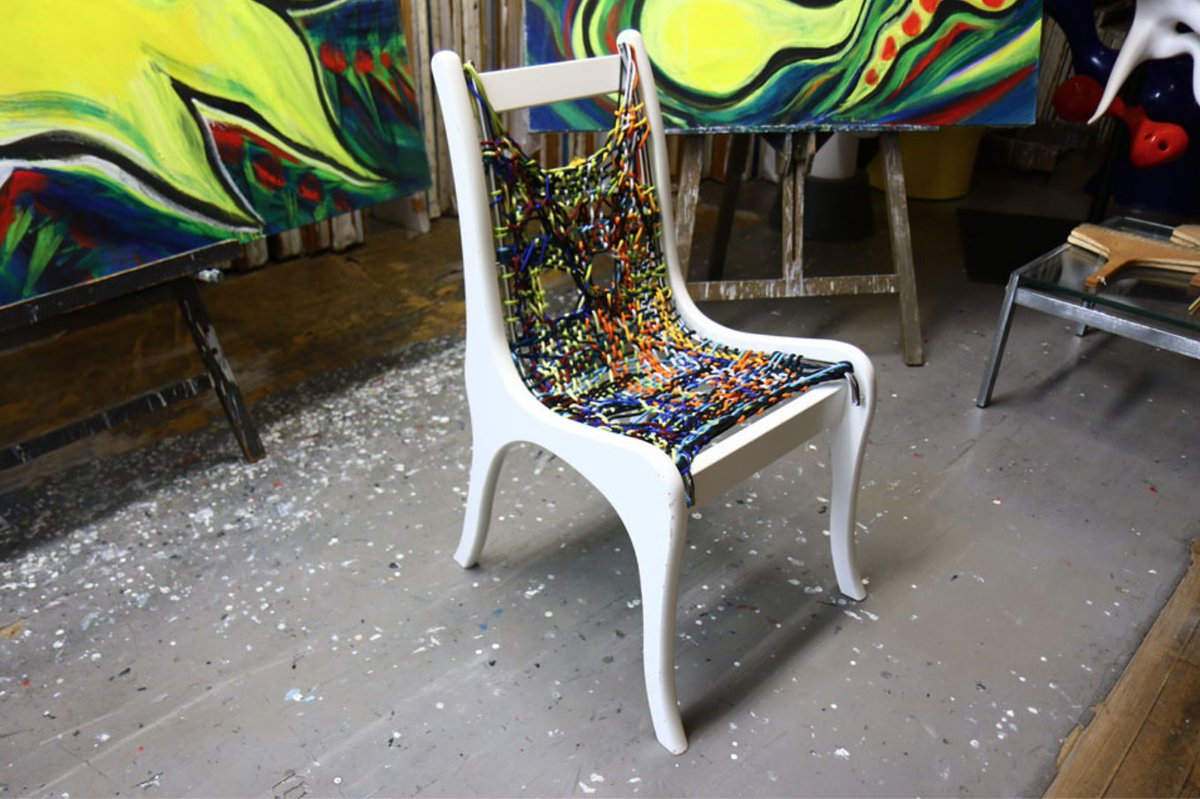 太郎デザインの「彩りイス」は、10色のひもを好きなように組合わせ世界