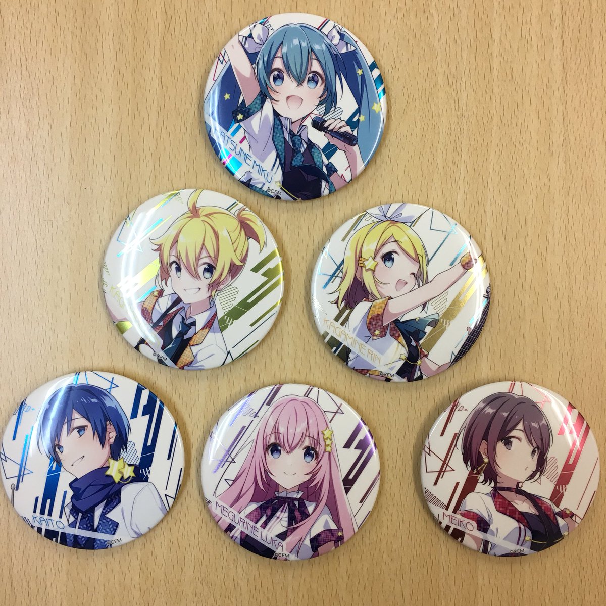 39Culture商品紹介】 本日のアイテムは、大きめメタリック缶バッジのご