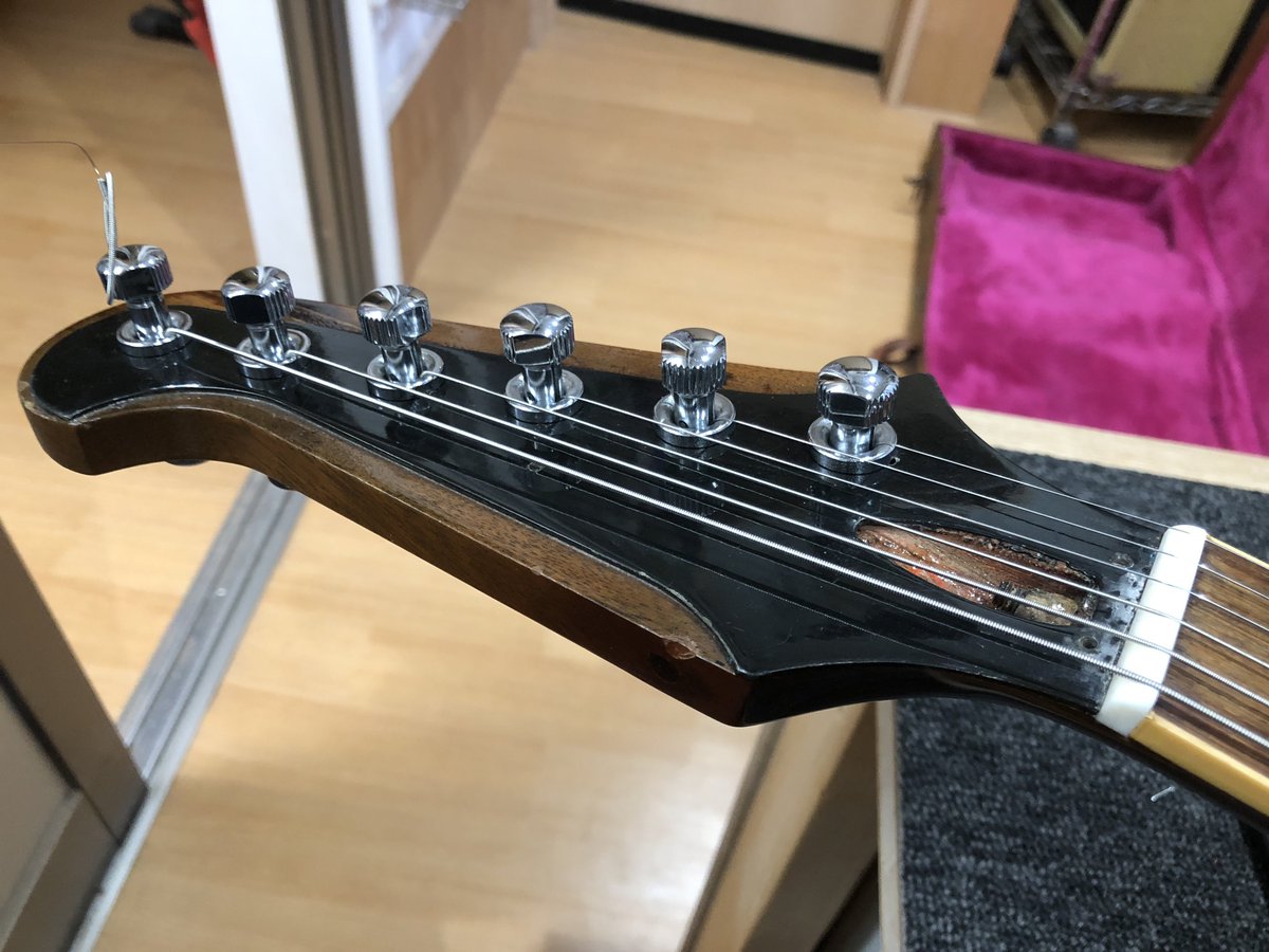 Gibson Firebirdのバンジョーペグを、Steinbergerのギヤレスチューナー