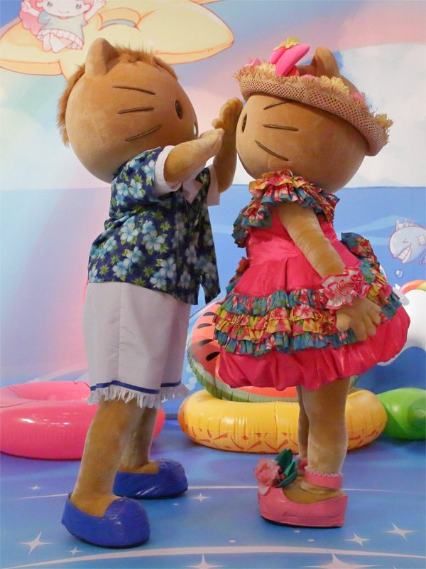 ピューロアイランドきゃらぐりスポットに日焼けキティと日焼けダニエル