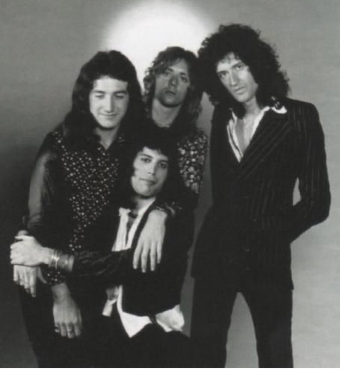 フレディとジョンがラブラブ❤️ #queen #rogertaylor #freddiemercury