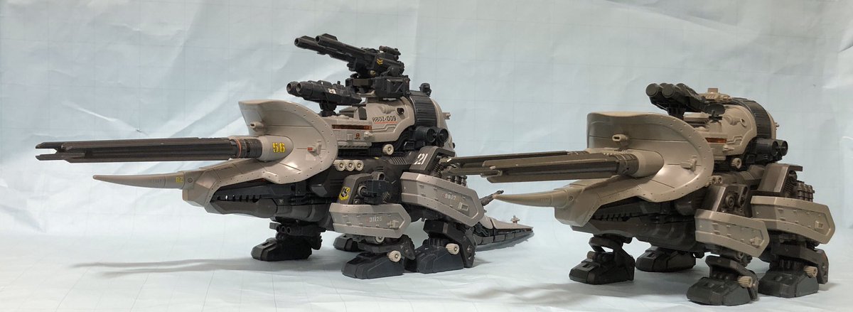 とりあえず新旧 #マッドサンダー が揃ったので比較… 奥が #メカ生体 版