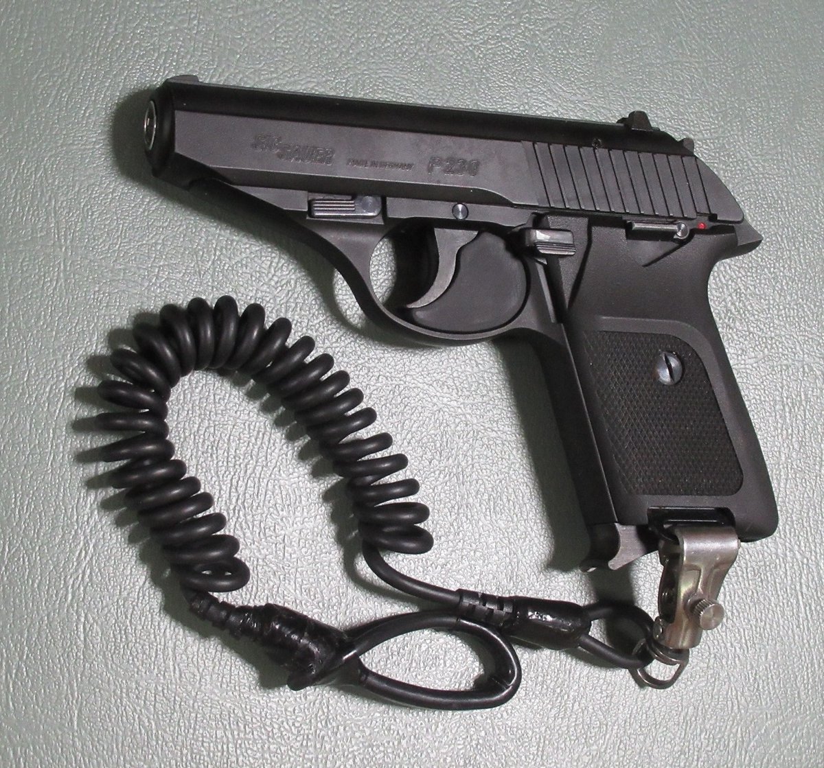 日本警察仕様の SIG P230JP。グリップに追加された安全装置、引金後ろ