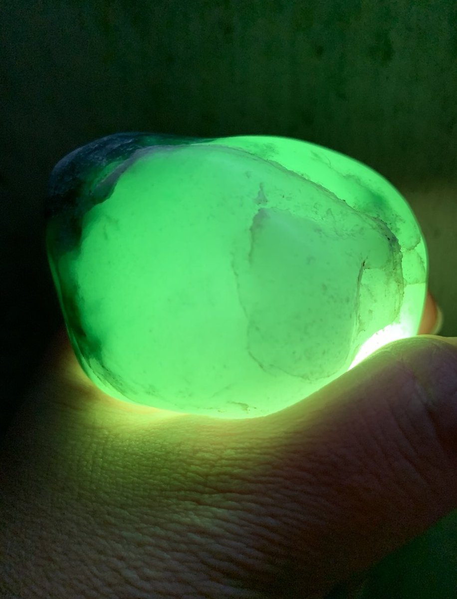 今日のヒスイは、 「ガラス質の翡翠」です😁 太陽光でも透過する透明度