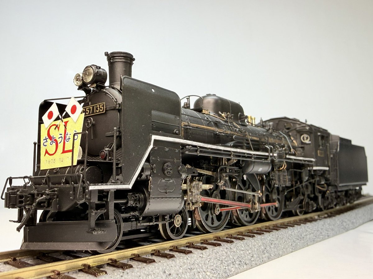 C57 135が蒸気機関車による最期の定期旅客列車を牽いて丁度50年。 記念