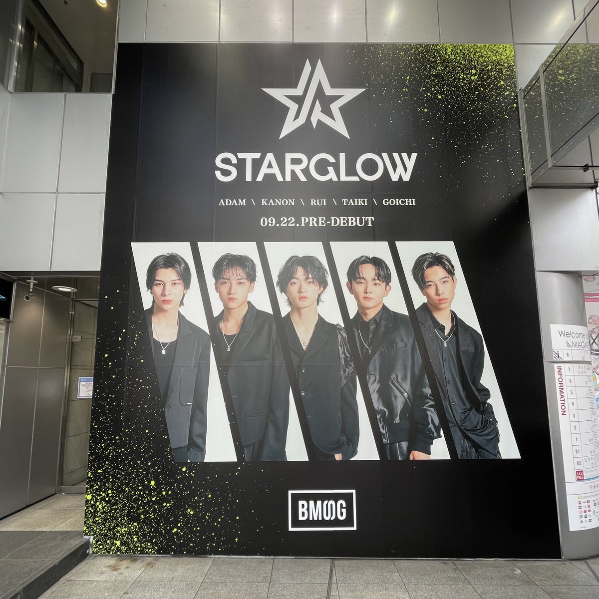 MAGNETの入り口に STARGLOWのポスターを発見👀💡✨ いっぱい写真撮って