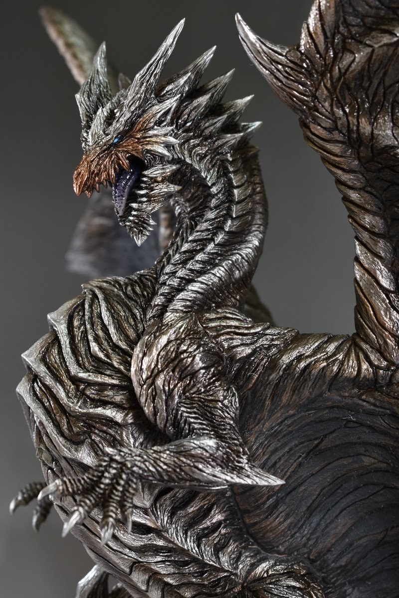 クシャルダオラのガレージキットですが、実際に手に持つと、このくらい