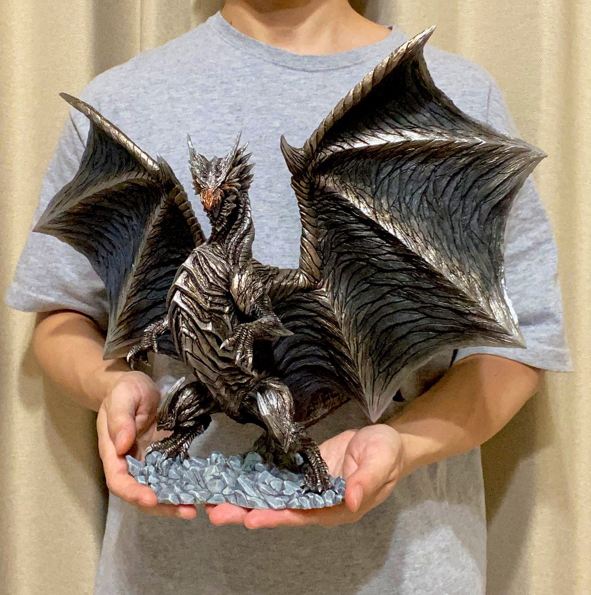 クシャルダオラのガレージキットですが、実際に手に持つと、このくらい