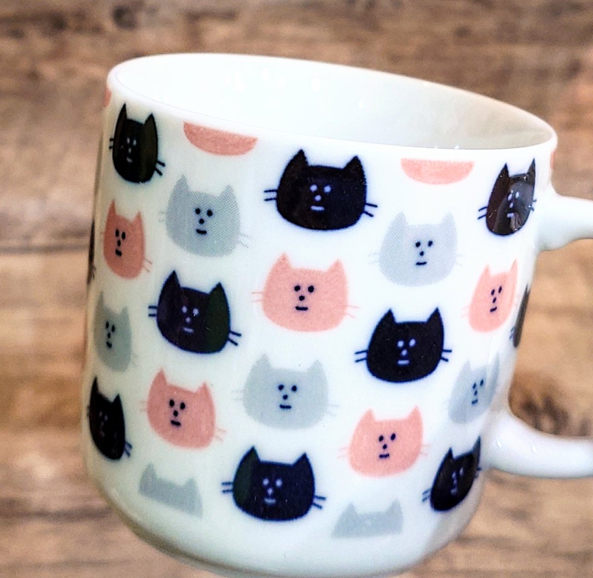 ねこねこマグカップ ちょっと脱力感のある猫たちのお顔が並んだカップ