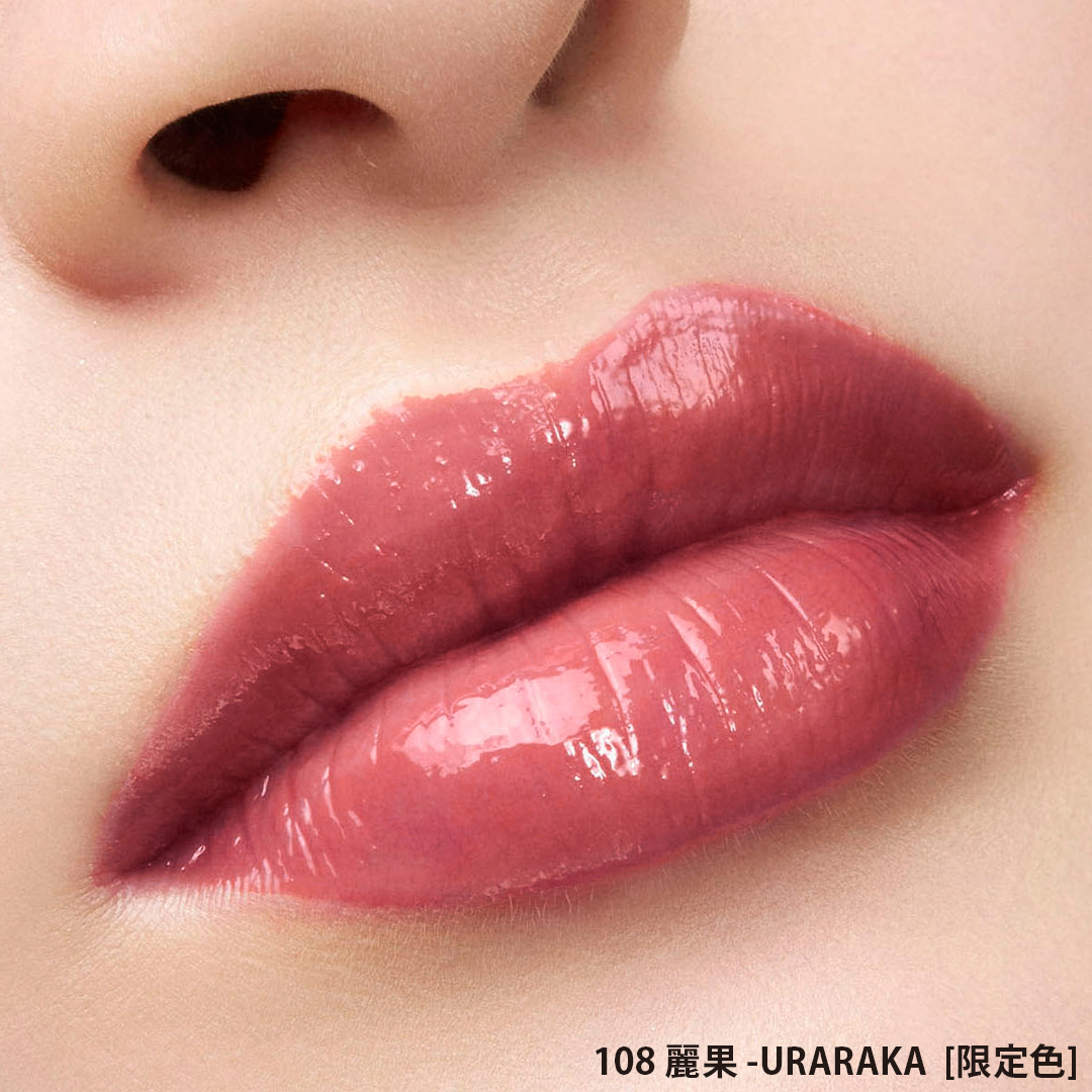 むっちり濃密な艶膜リップスティック。 光がつやんと走る