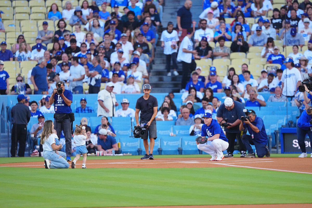 ドジャース #ウィル・スミス 捕手のボブルヘッドデー‼️ 家族で始球式