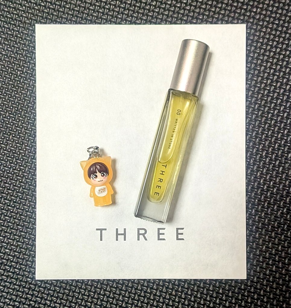 届いた、THREEの香水。この香りなら仕事の日でも使えそう。りゅちぇの
