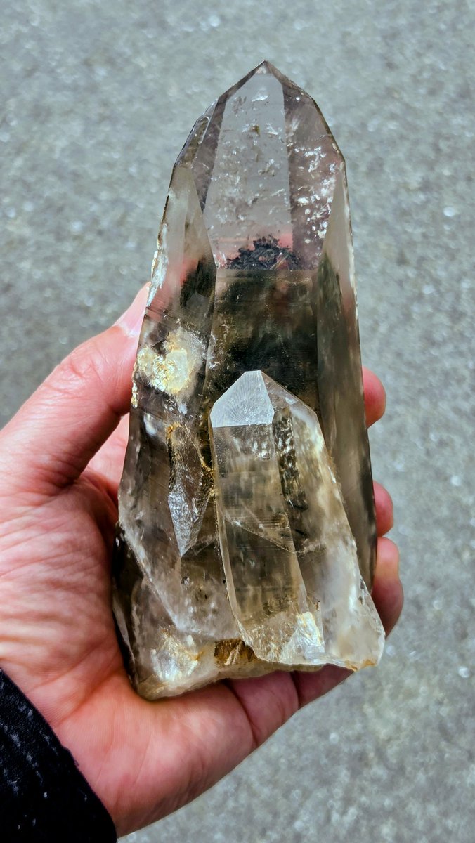 こんにちは 山梨県水晶峠の煙水晶てす インクルージョンの感じが良い