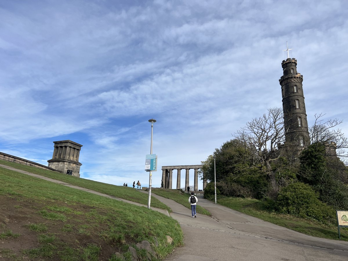 エディンバラの街を一望できる、カールトン・ヒル。天気がいい日は眺め