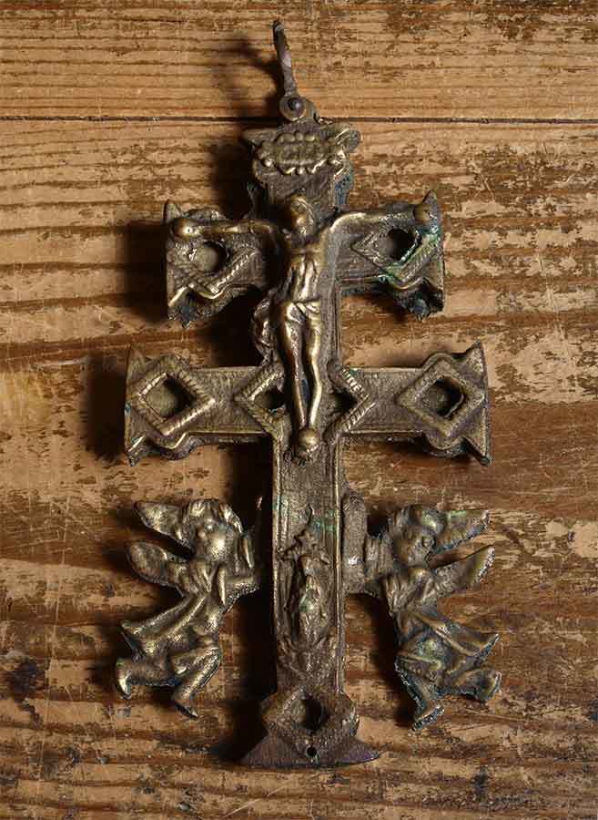 カラバカ村に伝わる伝説の十字架 カラバカクロス /E815 : Glicinia