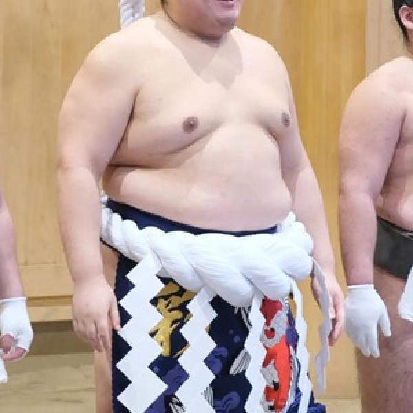 AGRIEが、横綱・大の里関に横綱土俵入り用の三つ揃いの化粧まわしを