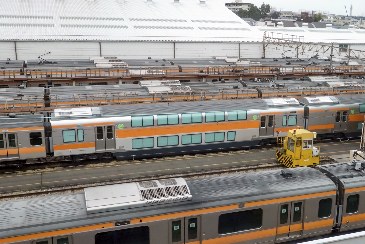 みんなはもう見た？中央線快速電車で増殖中の「10CARS」ステッカーとは