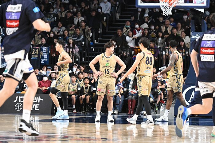 キングス、新年黒星発進 ブザービーターに泣く 仙台に81ー83、連勝逃す