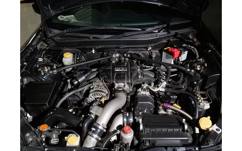 ドライカーボンがエンジンルームをレーシーかつ華やかに彩る！ HKSから