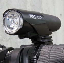 津々見友彦の6輪生活】CATEYEの充電式ライト「VOLT700」…700ルーメンで