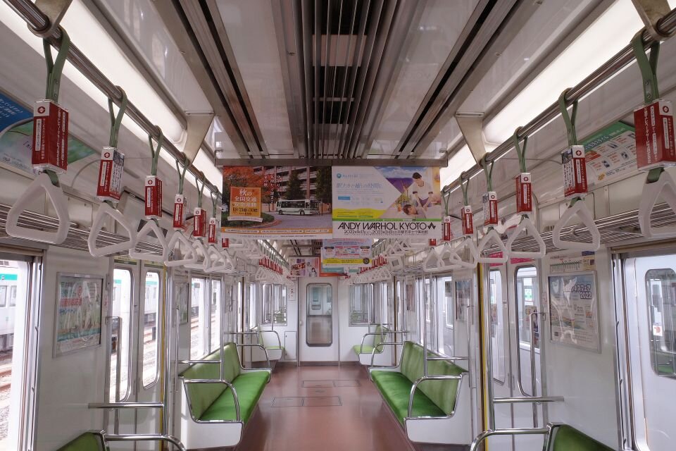 京都地下鉄 烏丸線に吊革広告を掲載しました！ | 三和エレベータ