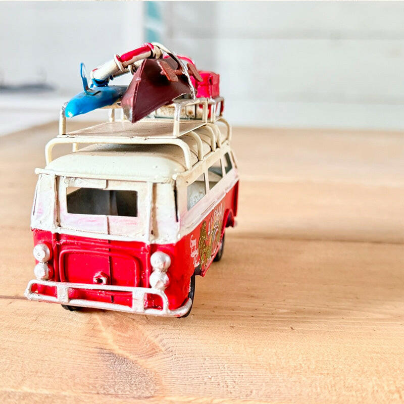 ワーゲンバスのブリキカー レトロサーフィンバン 赤いトラベルカー