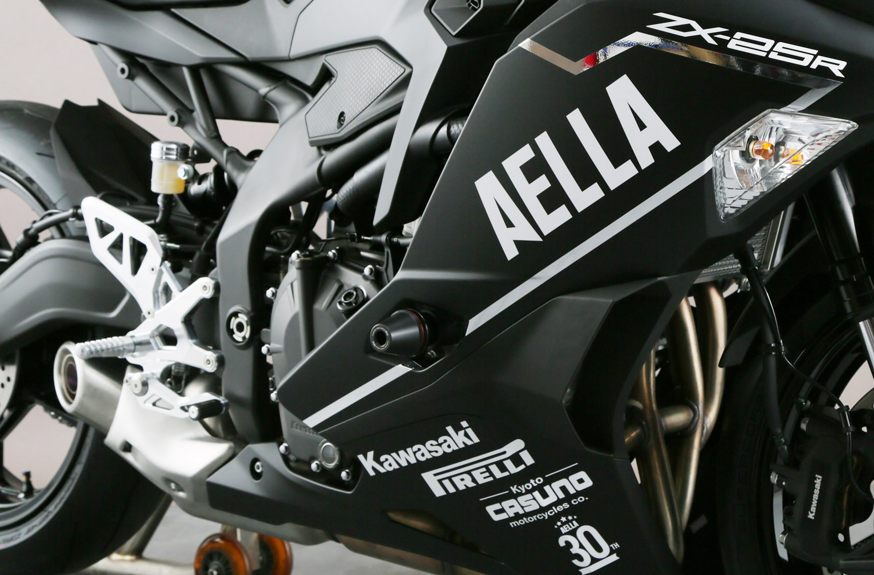 フレームスライダー (Kawasaki ZX-25R/ 4R) | AELLA オンラインショップ