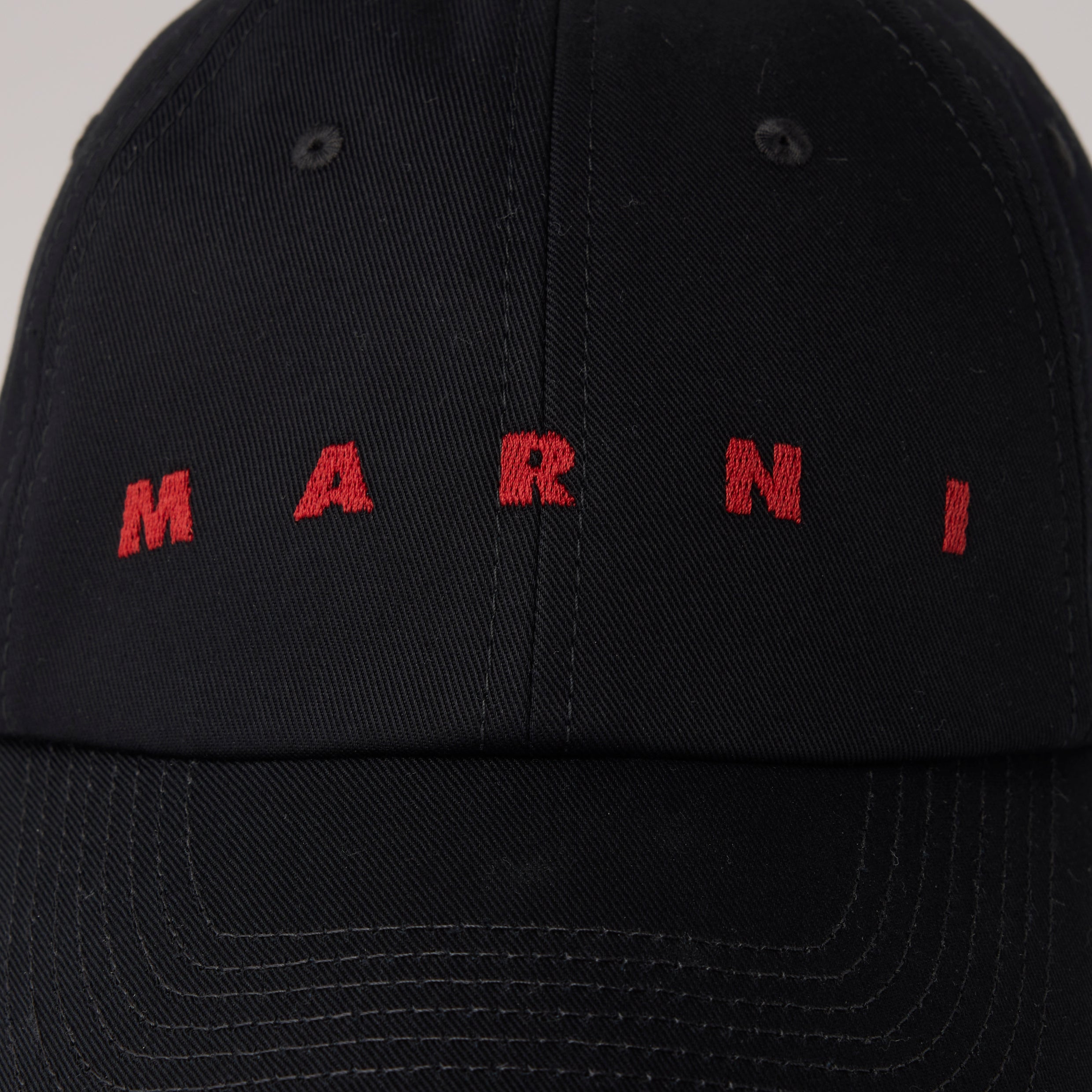 マルニ】刺しゅうロゴ入り オーガニックギャバジン製ベースボール